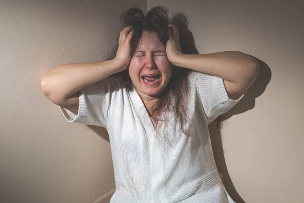Mulher jovem sofrendo muito forte ansiedade e depressão, uma doença da civilização — Fotografia de Stock