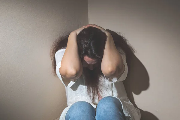 Mulher jovem sofrendo de depressão ou ansiedade muito forte — Fotografia de Stock