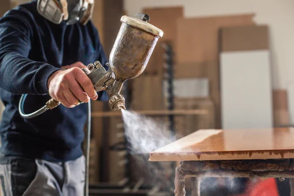 Processo di verniciatura o spruzzatura del legno mediante spruzzatura automatica in falegnameria professionale, concetto industriale — Foto Stock