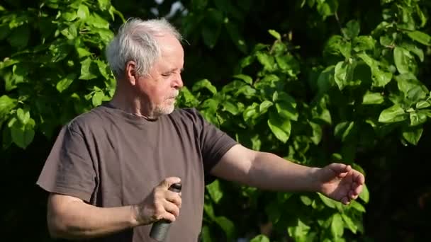 Senior man spuiten afweermiddel tegen soort insecten, muggen en teken, bescherming tegen soort ziekten, gezondheidszorg concept — Stockvideo