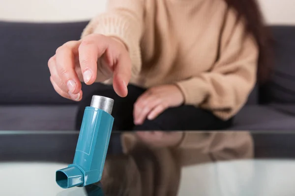 Mujer joven que busca un inhalador de asma durante un ataque de asma fuerte, no puede respirar, concepto de salud — Foto de Stock