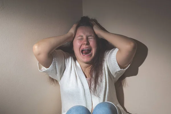 Jovem sofrendo forte ansiedade e depressão, conceito de saúde — Fotografia de Stock