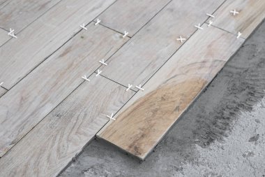 Bahçe terasında yeni bir kaldırım ya da fayans kapağı, bahçe konsepti