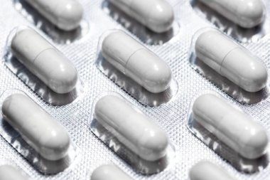 Kapsül haplarını su toplayan bir çantaya koy, ilaç ve eczane konsepti, makro görüntü