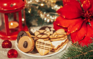 Çeşitli ya da lezzetli, geleneksel Noel tatlısı ve arkaplan olarak Noel süslemeleri, yemek konsepti olan tatlılar.