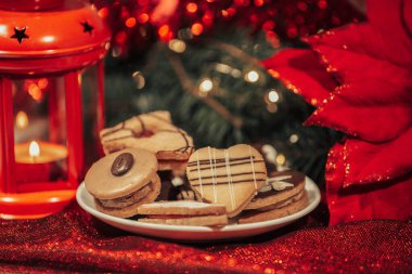 Çeşitli ya da lezzetli, geleneksel Noel tatlısı ve arkaplan olarak Noel süslemeleri, yemek konsepti olan tatlılar.