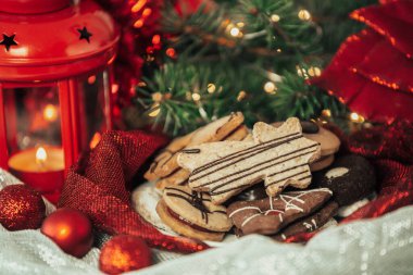 Çeşitli ya da lezzetli, geleneksel Noel tatlısı ve arkaplan olarak Noel süslemeleri, yemek konsepti olan tatlılar.