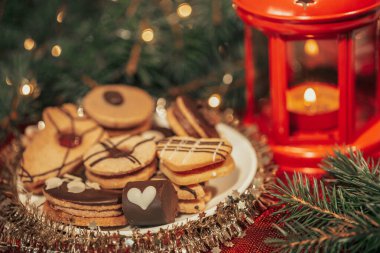 Çeşitli ya da lezzetli, geleneksel Noel tatlısı ve arkaplan olarak Noel süslemeleri, yemek konsepti olan tatlılar.