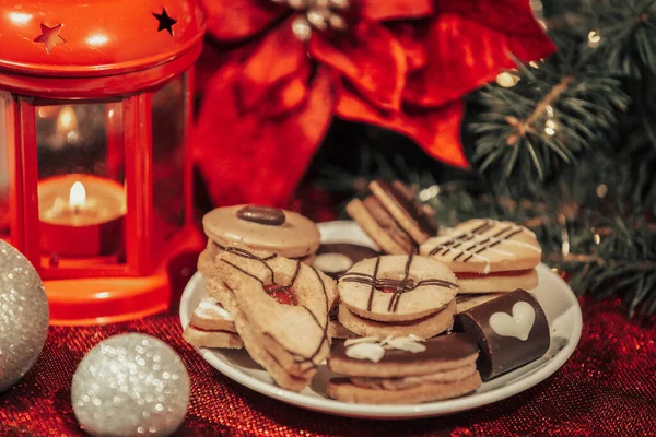Çeşitli ya da lezzetli, geleneksel Noel tatlısı ve arkaplan olarak Noel süslemeleri, yemek konsepti olan tatlılar.