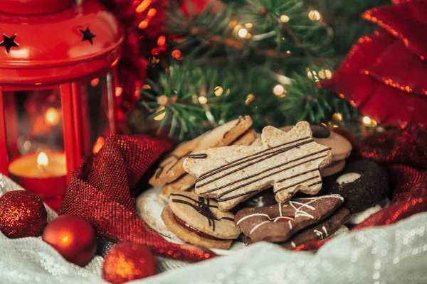 Çeşitli ya da lezzetli, geleneksel Noel tatlısı ve arkaplan olarak Noel süslemeleri, yemek konsepti olan tatlılar.