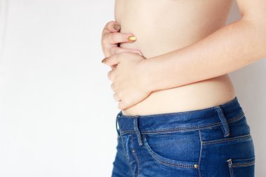 Karın ağrısı olan kadın