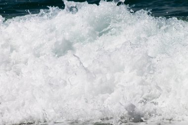 dalgalar ve köpük