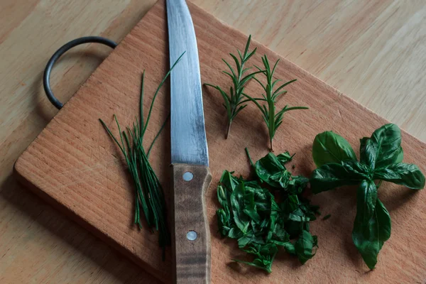 Frische Gartenkräuter und Messer — Stockfoto