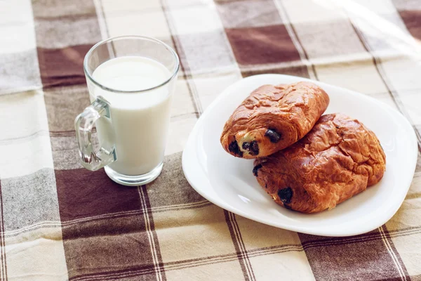 Biscuits au chocolat et lait — Photo