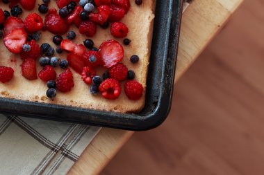 Tatlı sünger kek üzerine taze çilek