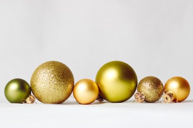 Beyaz arka planda Noel mücevherleri