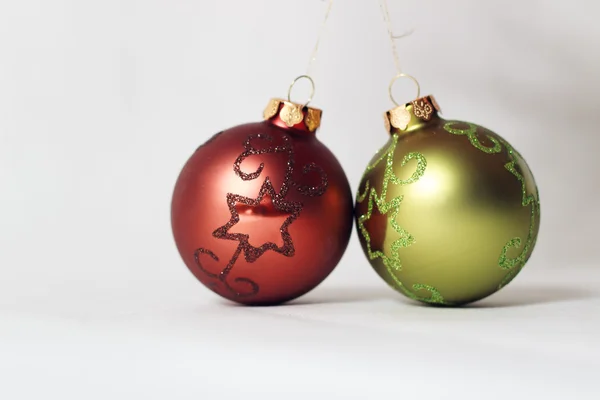 Boules de Noël sur fond blanc — Photo