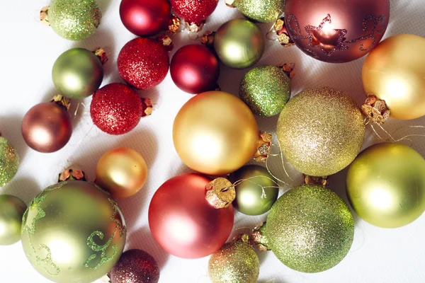 Beyaz arka planda Noel mücevherleri