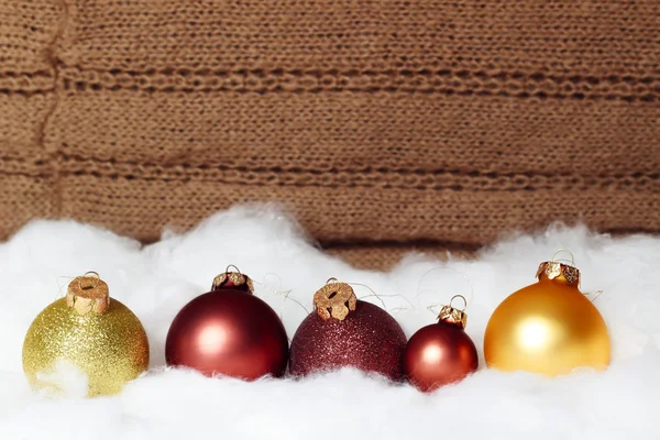 Boules de Noël sur fond brun — Photo