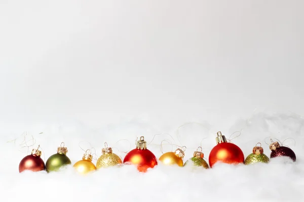 Boules de Noël sur fond blanc — Photo