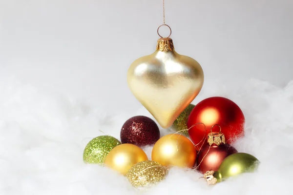 Boules de Noël sur fond blanc — Photo