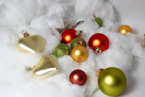 Χριστουγεννιάτικα στολίδια σε λευκό φόντο — Φωτογραφία Αρχείου