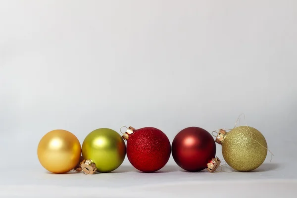 Boules de Noël sur fond blanc — Photo