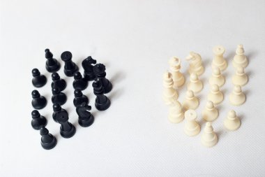 siyah ve beyaz satranç taşları