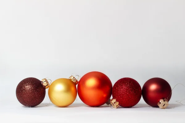 Boules de Noël sur fond blanc — Photo