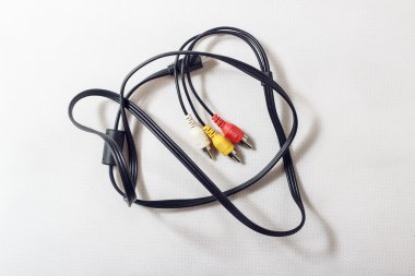 Beyaz, kırmızı ve sarı kabloları