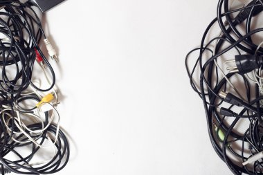 Beyaz arka plan üzerinde kablolar
