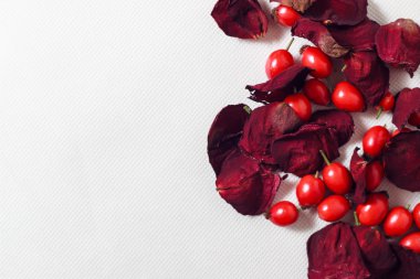 Rose hips gül yaprakları