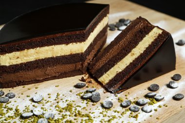 Siyah arka plan üzerine ahşap bir gemide çikolatalı kek