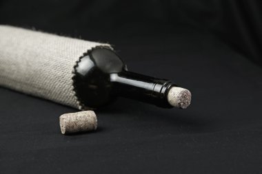 Şişe şarap cork siyah arka plan üzerine ile