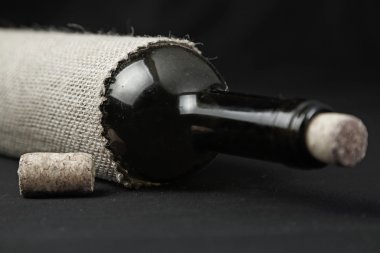 Şişe şarap cork siyah arka plan üzerine ile