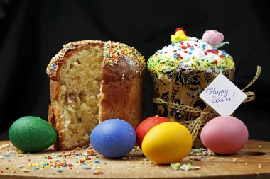 Renkli yumurtalı paskalya pastası.