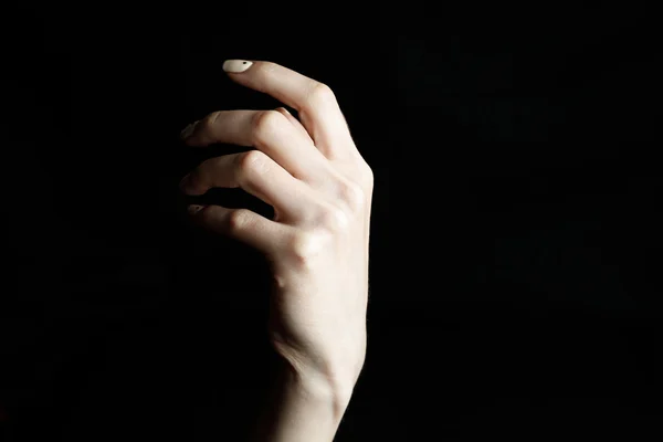 Las manos femeninas sobre fondo negro muestra gestos — Foto de Stock
