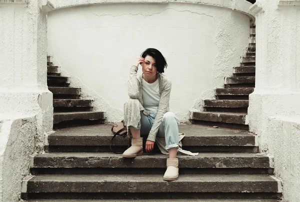 Chica Elegante Sentada Escaleras Piedra —  Fotos de Stock