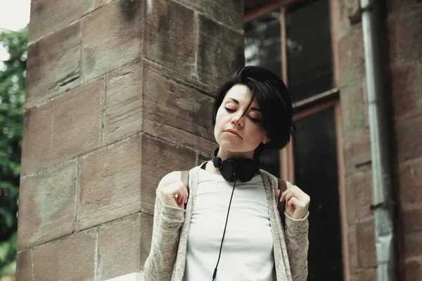 Chica Con Pelo Negro Corto Escuchando Música Auriculares Park —  Fotos de Stock