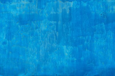 Mavi boyayla kaplı eski bir metal levha. Vidalar, boya damlaları ve küçük aşınma noktaları var. Geçmişi. Doku.