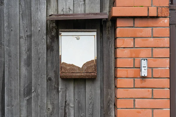 Einem Grauen Holzzaun Hängt Ein Weißer Briefkasten Mit Einer Teilweise — Stockfoto