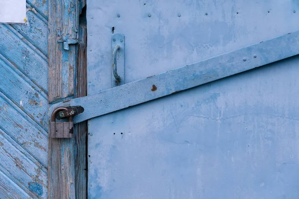 Fragment Einer Alten Blauen Eisentür Gibt Eine Starke Stahlverriegelung Und — Stockfoto