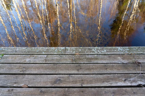Edge Old Wooden Dock Made Wooden Planks Reflections Blue Sky — Stock Photo, Image
