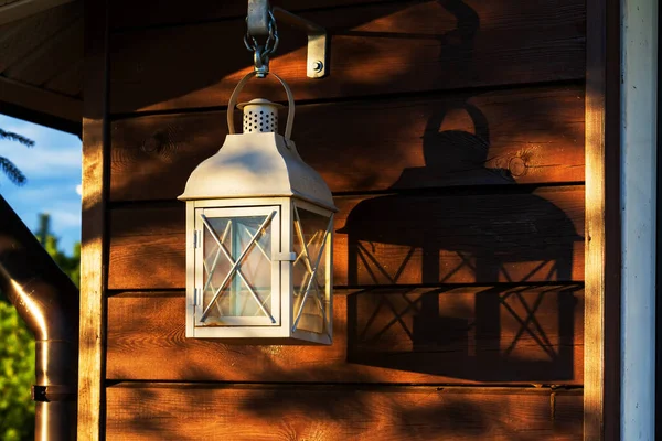 Lanterna Metallo Bianco Con Una Candela All Interno Pende Contro — Foto Stock