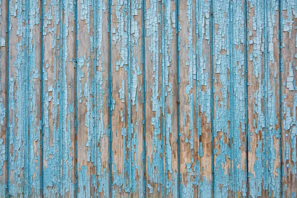 一堵旧木屋墙壁的碎片 蓝色的油漆从木板上剥落 — 图库照片