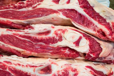 Taze et parçaları tezgahın üzerinde. Yağ ve kemik katmanları var. Yakın plan. Briskeç. Geçmişi. Doku.