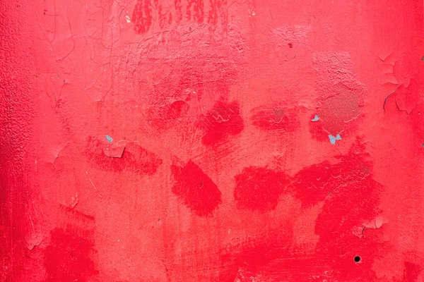 金属片是红色的 油漆在一些地方有裂缝 修补的痕迹和底层是可见的 — 图库照片