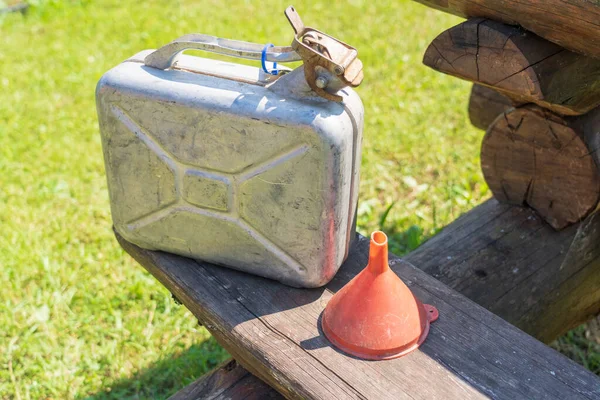 Auf Einer Dunklen Holzbank Sitzt Ein Alter Aluminiumkanister Gibt Einen — Stockfoto