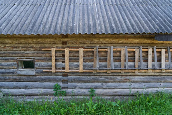 Фрагмент Стены Старой Деревянной Деревенской Бани Крылатая Бревенчатая Стена Серая — стоковое фото