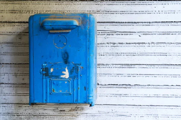 Der Hellen Wand Eines Alten Holzgebäudes Hängt Ein Alter Blauer — Stockfoto